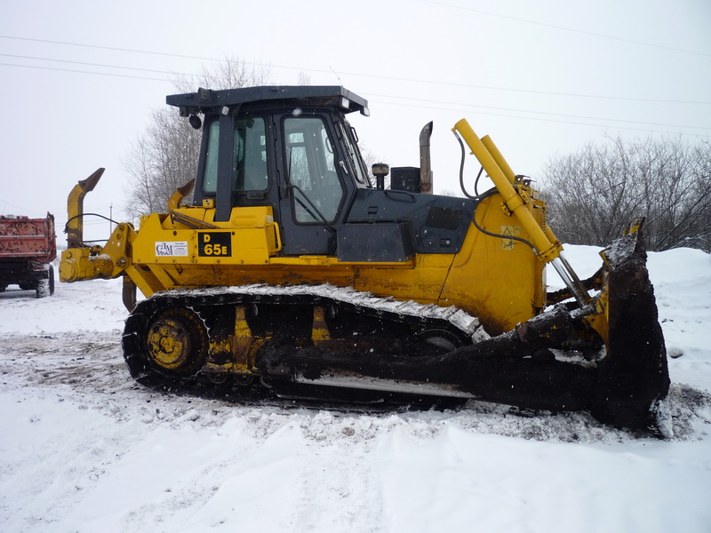 ��������� Komatsu D65 � �����.